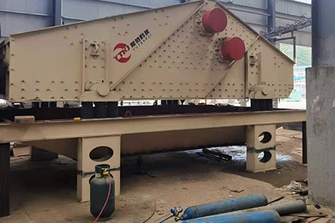 安慶市洗砂生產(chǎn)線配2048棒條篩、3060脫水篩。